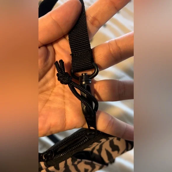 Mew Vans Women’s Crossbag/ Zibra print - Picture 8 of 10